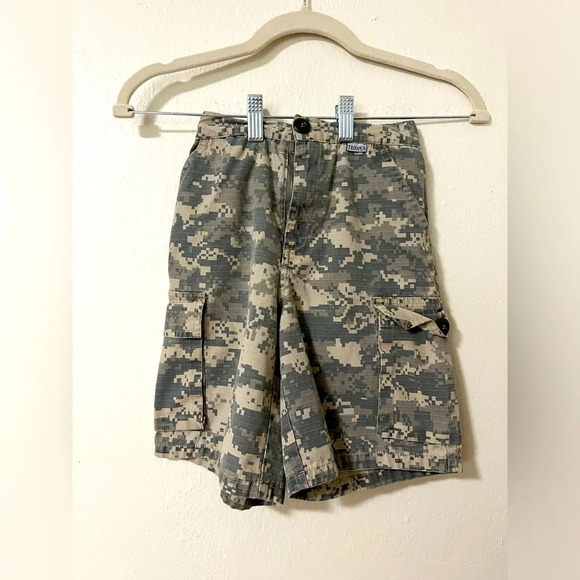 Boys all over pixel camo print elastic cargo shorts Trooper brand size medium - Picture 1 of 5